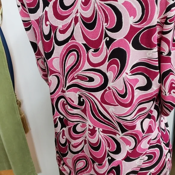 Kim & Co. Raspberry Print Top - Picture 4 of 7